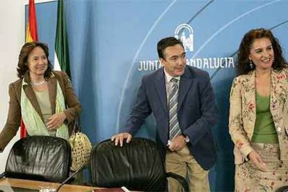 Concha Gutiérrez del Castillo, Enrique Cervera y María Jesús Montero, ayer tras el Consejo de Gobieno.