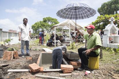 Afectados del terremoto trabajan en la construcción de cementerios