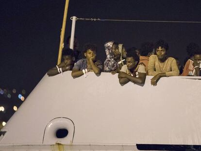Un grupo de migrantes a bordo de una nave de Frontex a punto de atracar en Pozzallo (Sicilia). 