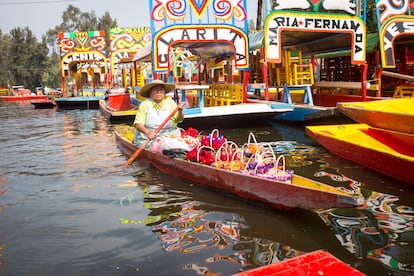 Trajineras, folclore y color en los canales de Xochimilco.
