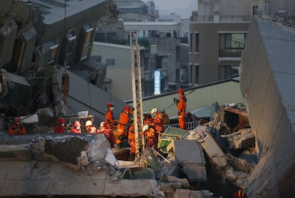 Algunos vecinos han expresado dudas sobre la calidad de los materiales que se emplearon en aquella obra. En la imagen, equipos de rescate buscan desaparecidos en un edificio derrumbado en la madrugada, en Tainan (Taiwán).