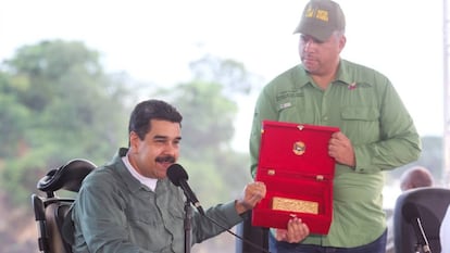 O presidente venezuelano, Nicolás Maduro, mostra um lingote de ouro durante um ato.