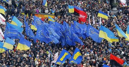 La alcaldía de Kiev había prohibido concentrarse en la plaza de la Independencia y organizar manifestaciones en el centro, pero esta prohibición se convirtió en papel mojado ante la riada humana en la que los residentes en la capital se mezclaban con la numerosa gente venida de provincias.