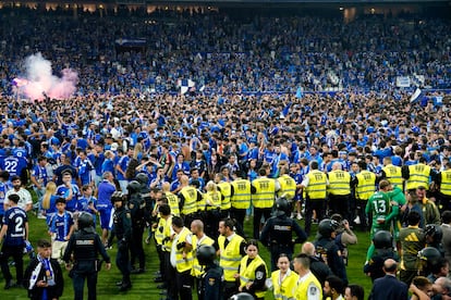 La afición del Oviedo celebra el ascenso a Primera División tras el partido de vuelta de ascenso a Primera que Real Oviedo y Mirandés disputaron este sábado en el estadio Carlos Tartiere de Oviedo.