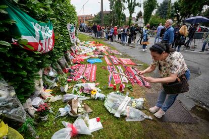 Una mujer junto a un altar improvisado en homenaje a Silvio Berlusconi en Arcore, este martes. 


