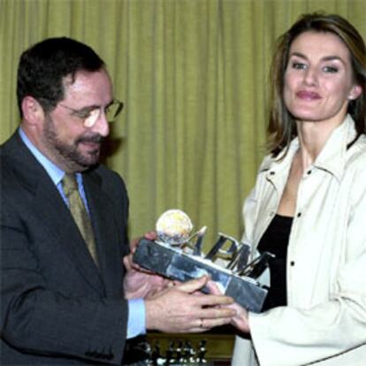 Letizia Ortiz recibe el premio Larra de manos de Javier González Ferrari.