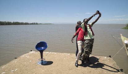 Unos jóvenes se hacen una foto junto al Lago Victoria, en Kisumu (Kenia).