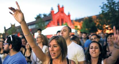 Jóvenes celebran el Día de la Música en el Matadero de Madrid.