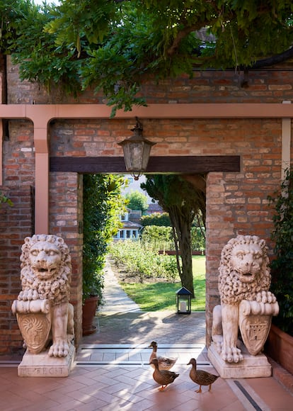 Acceso al jardín Casanova, flanqueado por leones, símbolo de Venecia.                                       