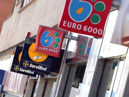 Entrada de varias sucursales bancarias en una calle de Madrid.
