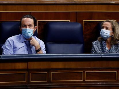Pablo Iglesias y Nadia Calviño, durante el pleno del Congreso este miércoles.