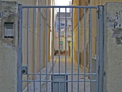 El pasaje junto al número 10 de la calle Santiago Apóstol, antigua Viena, de L'Hospitalet, donde vivía la familia Montroig Pons.