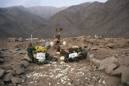 Flores depositdas por seres queridos en la tumba de Vicenta Panduro Panduro. A nivel regional, Perú es el segundo país con mayor número de casos acumulados, solo por detrás de Brasil, que ha superado los 3,7 millones. En relación con el número de víctimas mortales, está por detrás no solo de Brasil, sino también de México.