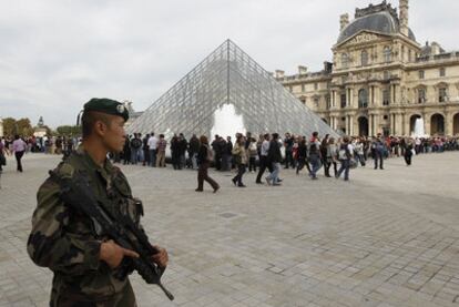 Soldados franceses patrullan en el museo del Louvre, en París, ante el temor de atentados terroristas.