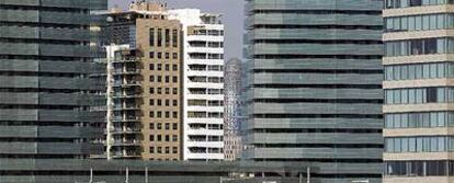 Viviendas de la última fase del barrio de Diagonal Mar, en Barcelona, con la torre Agbar y las oficinas de David Chipperfield en el 22@ de fondo.