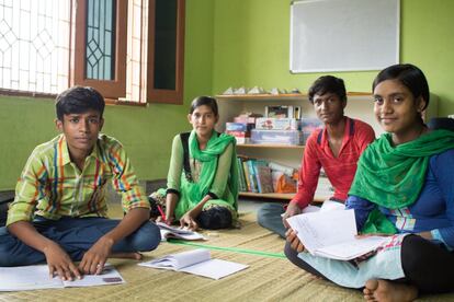 Cuatro estudiantes, en clase. Por las tardes los jóvenes acuden a las clases para hacer sus deberes y estudiar. 