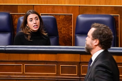 El diputado de Vox Iván Espinosa de los Monteros pasa por delante de la ministra de Igualdad, Irene Montero, este jueves.