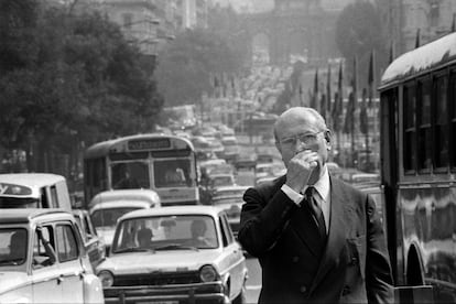 Enrique Tierno Galván durante la campaña que le llevó a la alcaldía de la capital en 1979
