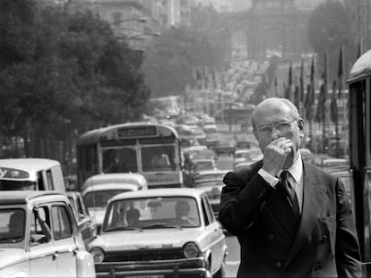 Enrique Tierno Galván, durante la campaña que le llevó a la alcaldía de la capital en 1979.