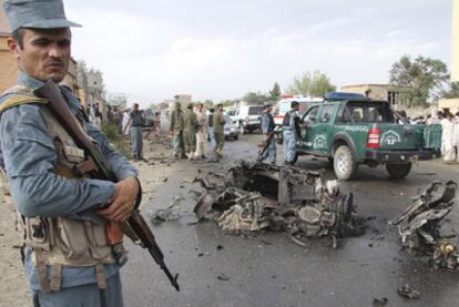 Varios policías afganos aseguran el área cercana al edificio gubernamental atacado por seis talibanes suicidas en la provincia de Parwan