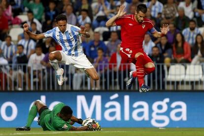 Kameni atrapa el balón ante Weligton y Negredo