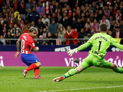 Ángel Correa marca frente al Athletic de Bilbao.