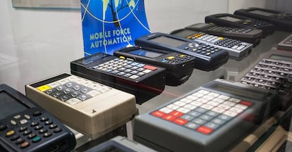 Museo de dispositivos móviles propiedad de Telynet. Algunos tienen más de 30 años.
