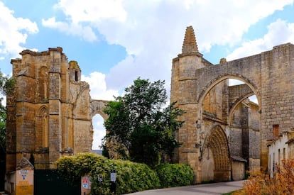 Arco del atrio del antiguo convento de San Antón en Castrojeriz, en el tramo burgalés del Camino de Santiago.