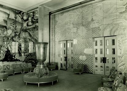Dunand decoró en 1934 las paredes del Normandie como las de un palacio con la textura de un tapiz y el colorido delirante de la cola de un pavo real. Se esperaba que los panales decorativos que realizó para el crucero alcanzasen un precio de 300.000 euros en la subasta de hace unas semanas, pero al final se vendieron por una cantidad muy superior: 770.000.
