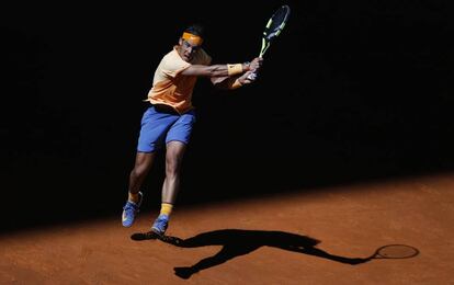 Nadal golpea la pelota durante el partido contra Kuznetsov.