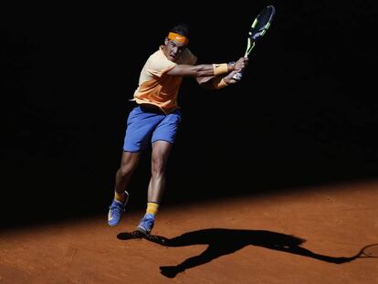 Nadal golpea la pelota durante el partido contra Kuznetsov.