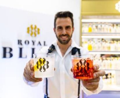 Uno de los costeleros de Royal Bliss ofrece dos de las mezclas estrella de la barra de Royal Bliss durante Art Madrid.