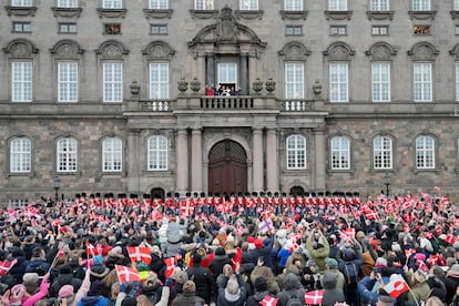 Asistentes a la proclamación del nuevo monarca observan a la familia real danesa saludando desde el palacio de Christiansborg en Copenhague, este domingo.