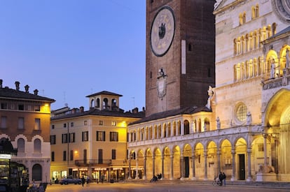 Cremona es una de las ciudades más interesantes de la Llanura del Po y donde el maestro artesano Antonio Stradivari fabricó sus primeros 'Stradivarius', iniciando una tradición que se mantiene hasta nuestros días. Las grandes dinastías de lutieres sobreviven en un centenar de talleres que se apiñan en las calles cercanas a Piazza del Comune (en la foto).