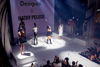 El lanzamiento de esta colección supone un paso adelante en la relación entre Desigual y Nathy Peluso. Marca y artista se desnudaron en 2022 -con una celebrada campaña de Mario Sorrenti en blanco y negro y con un bolso como única prenda- para reivindicarse mutuamente de forma sincera.

Ahora, la artista, cuyo talento como cantante y compositora es indiscutible, canaliza su creatividad hacia el diseño de moda. “Llama mi atención y mi admiración la gente que es muy trabajadora, que realmente rompe con algo, y se atreve para defender su talento”. En el show de ayer, ella lo volvió a hacer.