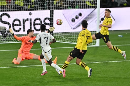 Vinicius Junior marca el segundo gol del Real Madrid en la final de la Champions, ante el Dortmund.