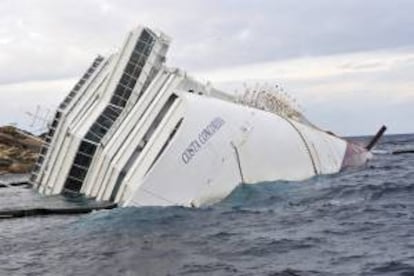 Fotografía de archivo fechada el 02 de febrero de 2012 del crucero 'Costa Concordia', semihundido en aguas del mar Tirreno frente a la isla de Giglio, Italia. EFE/Archivo