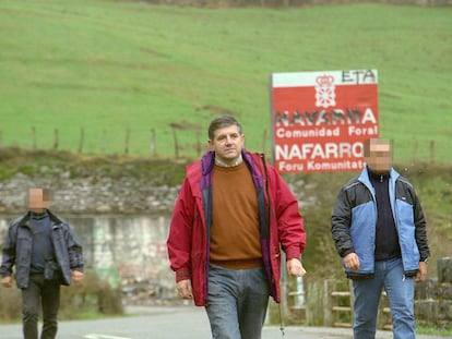 Patxi Elola , concejal del PSE en el Ayuntamiento de Zarautz (Gipuzkoa), con dos escoltas, en una imagen de 2004.