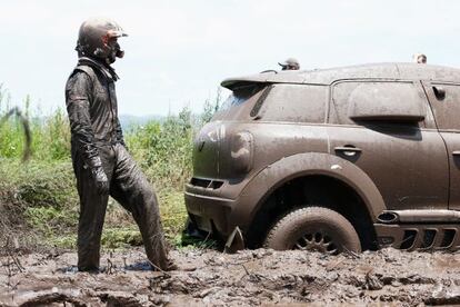 Nani Roma observa su Mini atrapado en el barro