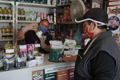 Una mujer compra productos de la canasta básica distribuidos por Segalmex.