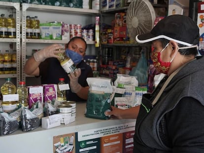 Una mujer compra productos de la canasta básica distribuidos por Segalmex.