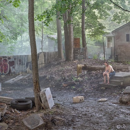 'Funerary Back Lot' (2018–19), del libro 'Gregory Crewdson: An Eclipse of Moths' (Aperture, 2020).