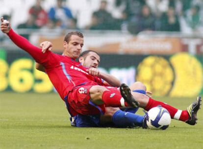 Soldado y Lopo luchan por el balón