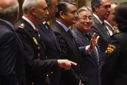 El ministro del Interior; Juan Ignacio Zoido (2d), durante el acto en Sevilla.