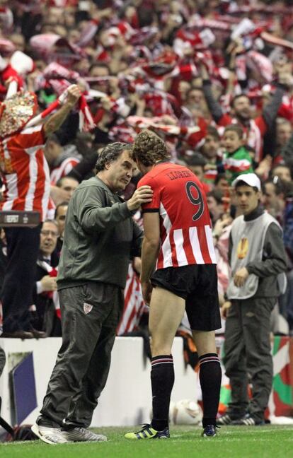 Llorente se dirige a su técnico, Marcelo Bielsa, para pedir el cambio.