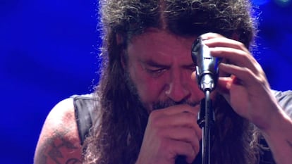 Dave Grohl llorando durante el concierto de anoche en Londres en una imagen captada de YouTube.