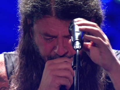 Dave Grohl llorando durante el concierto de anoche en Londres en una imagen captada de YouTube.