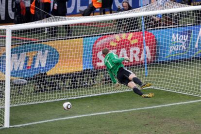 Neuer observa cómo el balón traspasa la línea en el gol que no se le dio a Lampard.