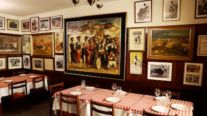 Una de las salas del restaurante madrileño Casa Salvador.