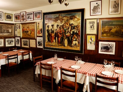 Una de las salas del restaurante madrileño Casa Salvador.